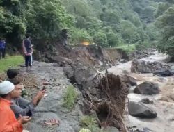Banjir Sumbar, Polisi Masih Berupaya Buka Jalur Nasional Penghubung Padang-Bukittinggi