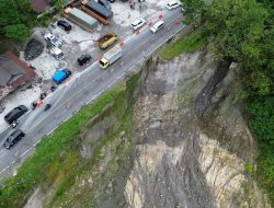 Jalur Padang–Bukittinggi Lumpuh Total Akibat Longsor dan Pohon Tumbang, Lalu Lintas Terhenti