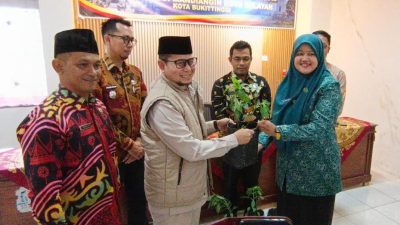 Pemkot Bukittinggi Sebar Ratusan Bibit Cabai untuk Perkuat Ketahanan Pangan